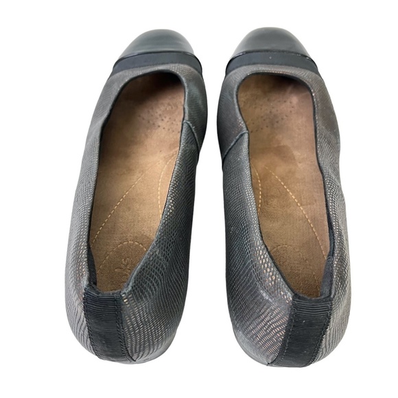 CLARKS Black Bronze Slip On Patent Leather Loafers Slip On Shoes Flats sz 7 M - Picture 8 of 16